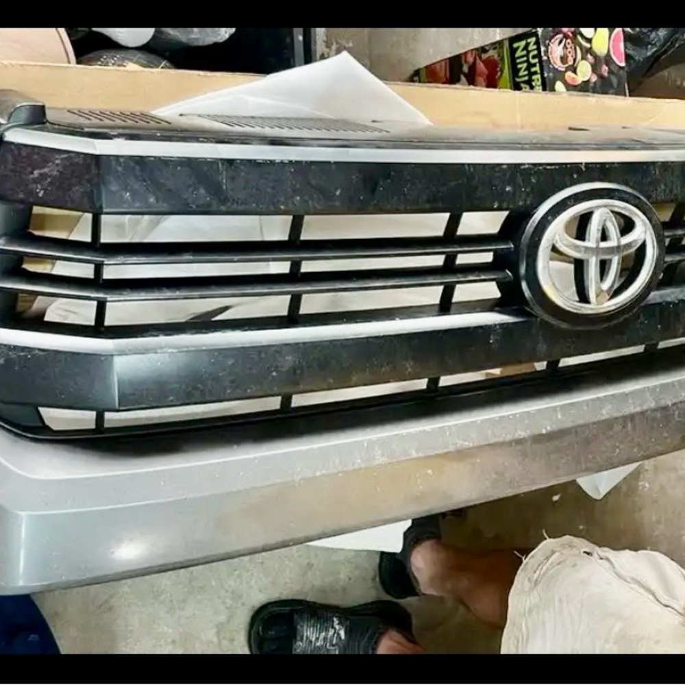 Toyota Tundra 2016 Front Grille Assembly - Black and Silver